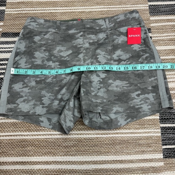 Spanx Stretch Twill Short Stone Wash Camo Pull On Size Large - Picture 7 of 10